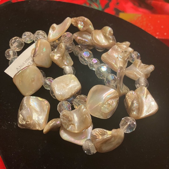 BRACELET FEATURING NATURAL IRIDESCENT SHELL BEADS / FACETED CRYSTAL GLASS BEADS - Picture 5 of 12